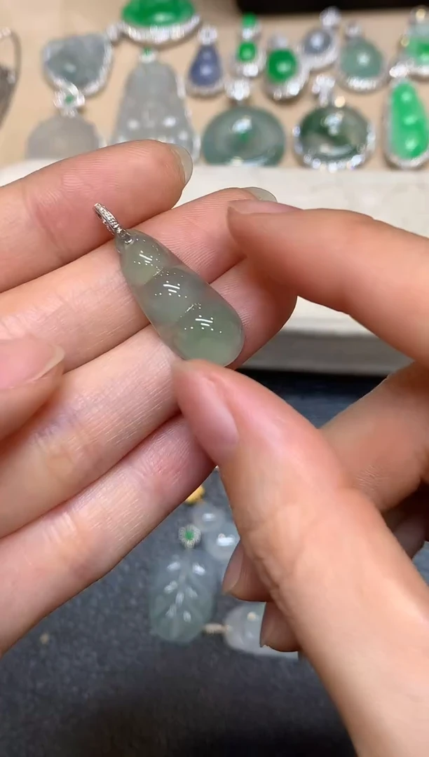颈饰18K金镶嵌翡翠福豆【无服务费
