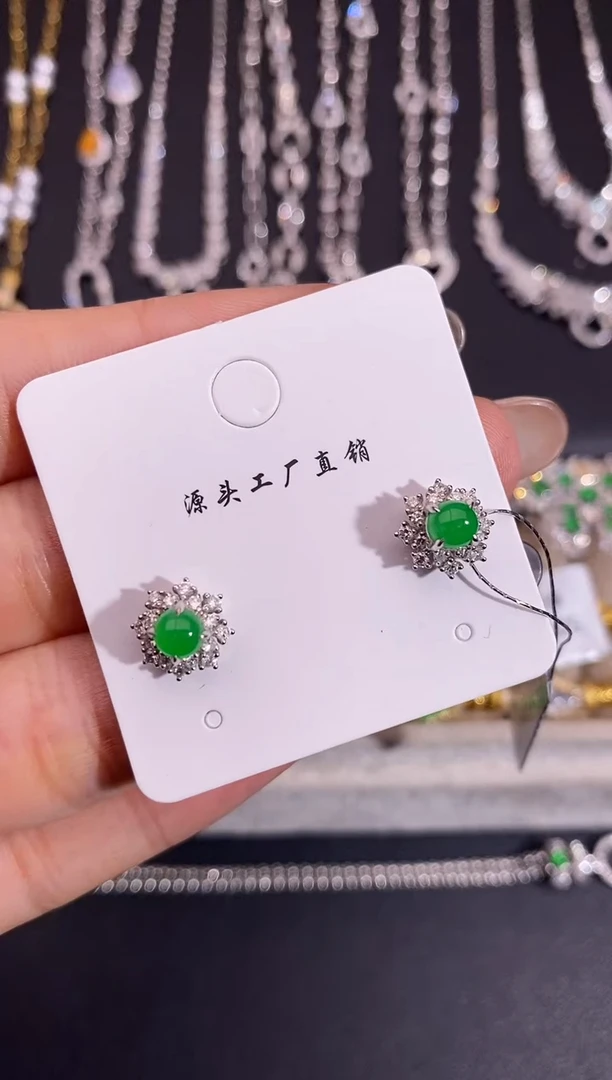 18K金镶嵌翡翠耳饰耳钉