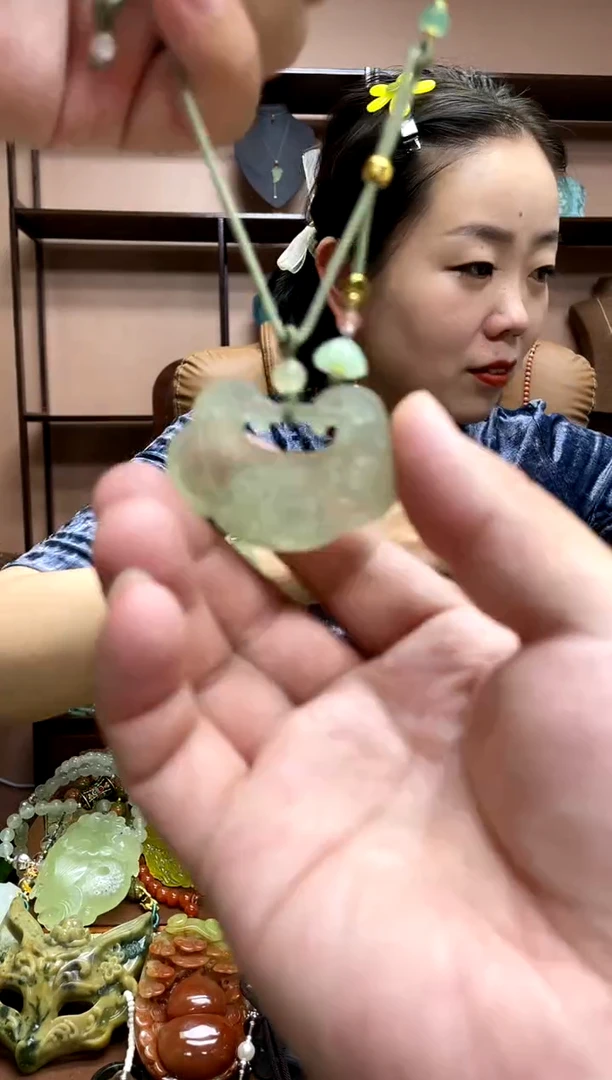 未镶嵌岫玉吊坠·1瑕疵