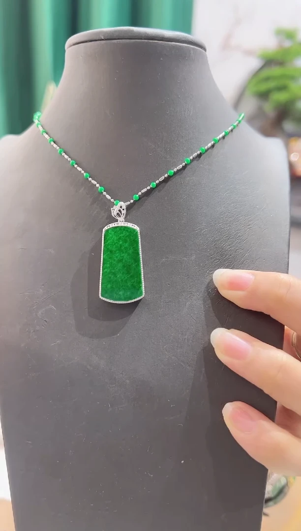 翡翠18K金镶嵌颈饰88888888888
