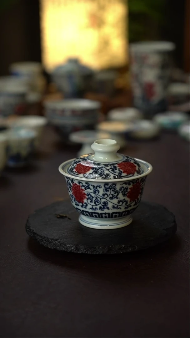 L****L景德镇全手工手绘青花釉里红缠枝莲马蹄二才盖碗