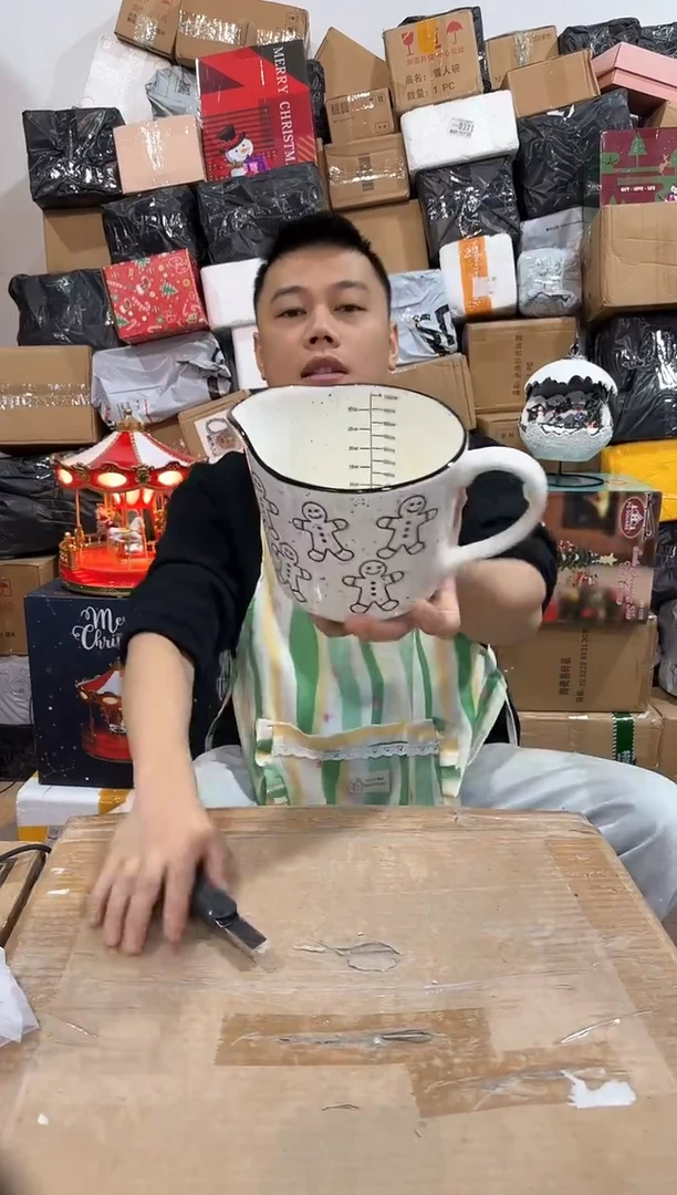 瓷片姜饼人奶壶