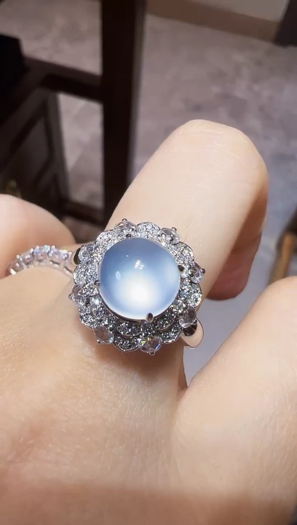 18K金镶嵌戒指翡翠蛋面