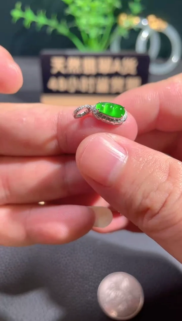 翡翠18K金镶嵌颈饰翡翠