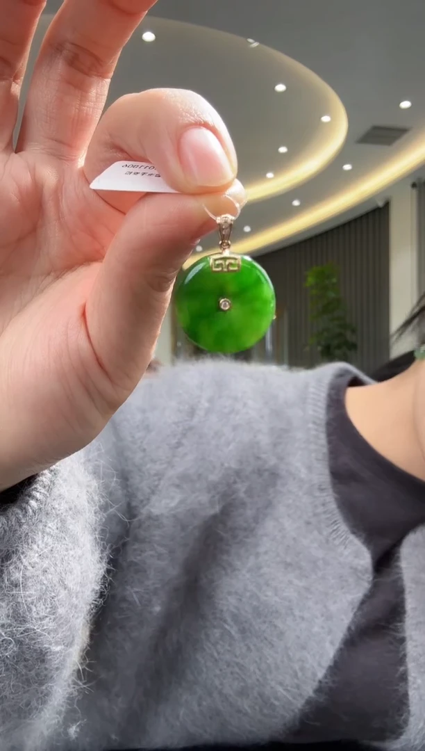 颈饰18K金镶嵌和田玉菠菜绿平安扣