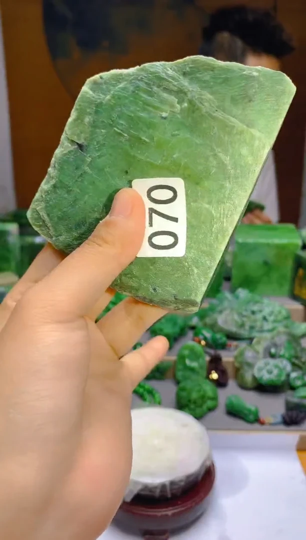 和田玉（碧玉）未镶嵌珠宝半成品70