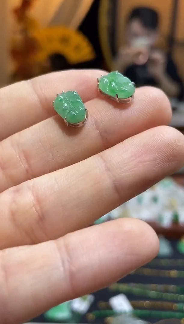 颈饰未镶嵌翡翠耳钉