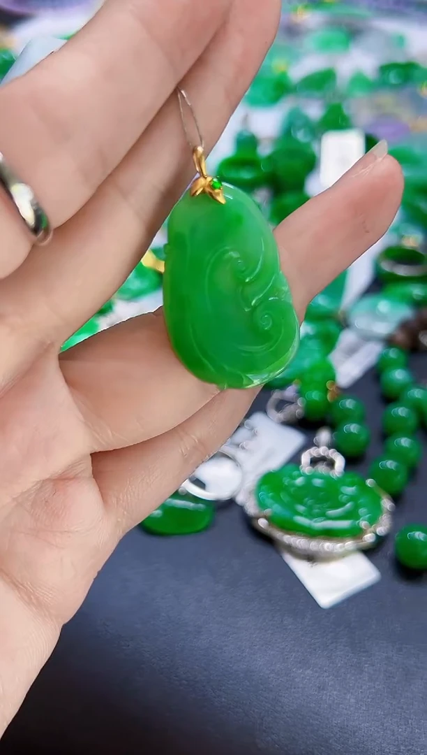 颈饰18K金镶嵌翡翠如意