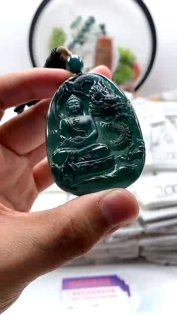 翡翠未镶嵌颈饰大日如来
