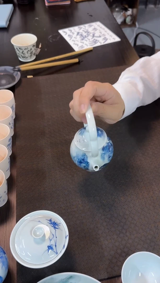 景德镇青花手绘山水提梁壶