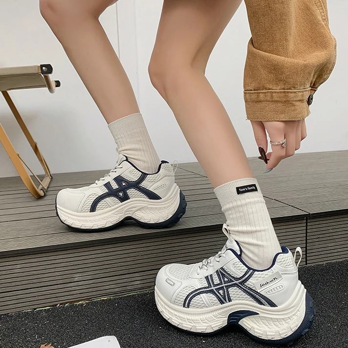 超火厚底老爹鞋女小个子增高2026新款秋冬季显脚小运动休闲阿甘鞋