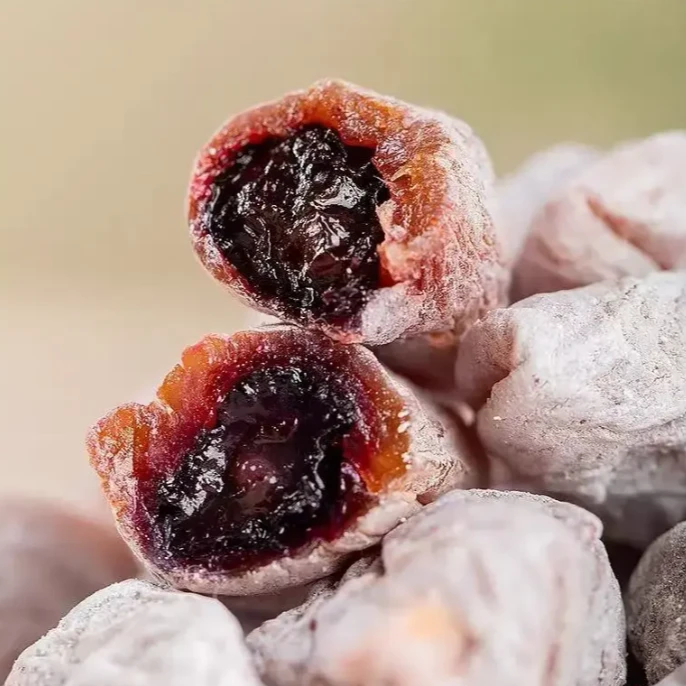 青梅抱葡萄梅子陈皮青梅夹葡萄果粒梅爆浆瓜子梅梅子夹心葡萄干.