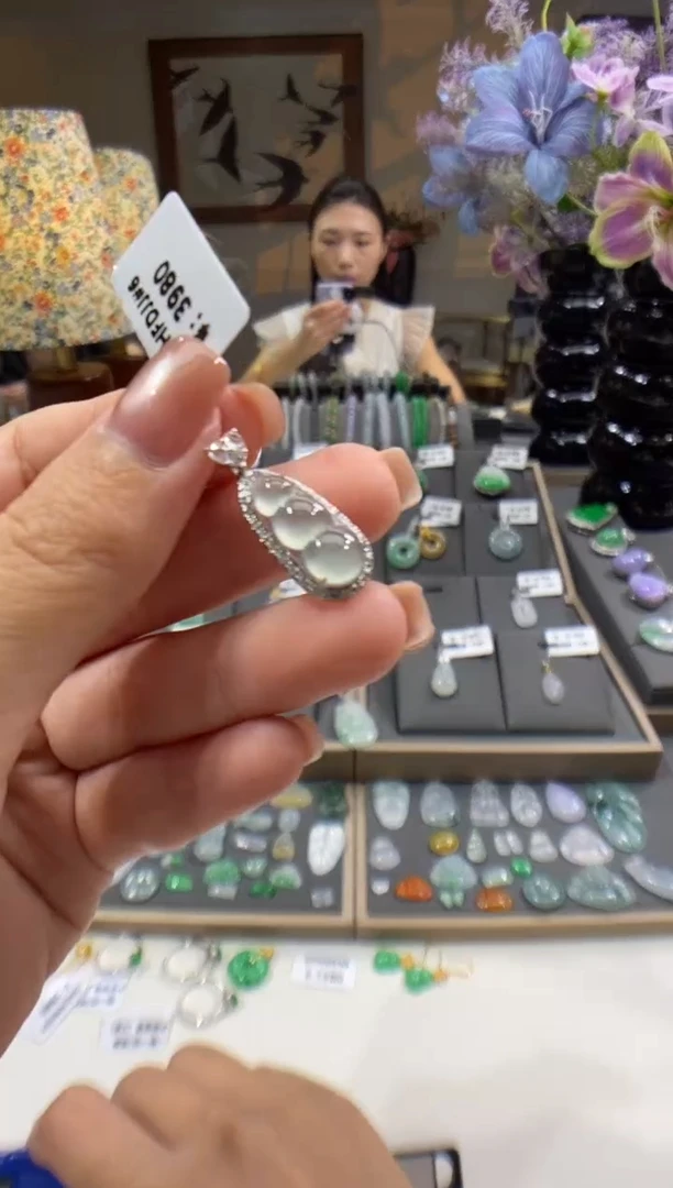 颈饰18K金镶嵌翡翠豆子