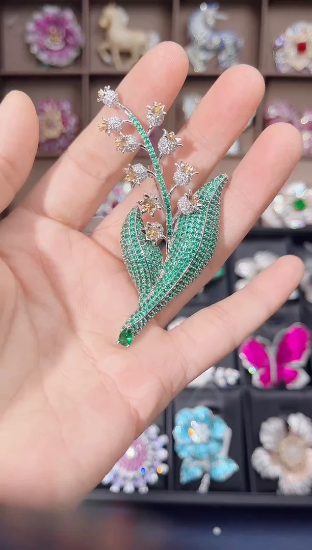 锆石铜合金绿色铃兰花胸针