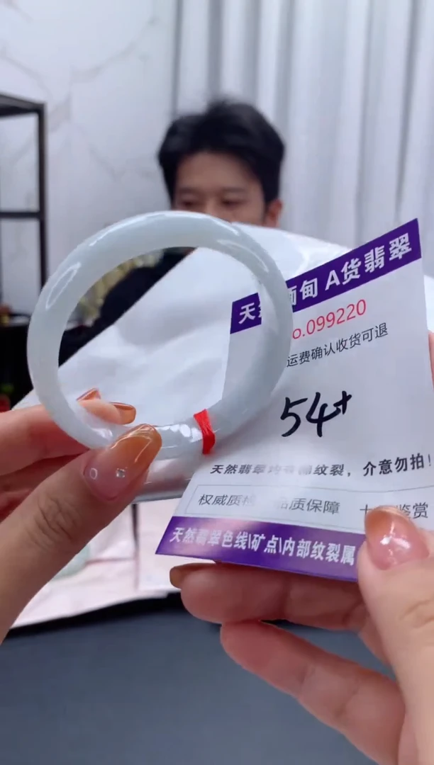 未镶嵌手镯翡翠有纹，完美者勿拍