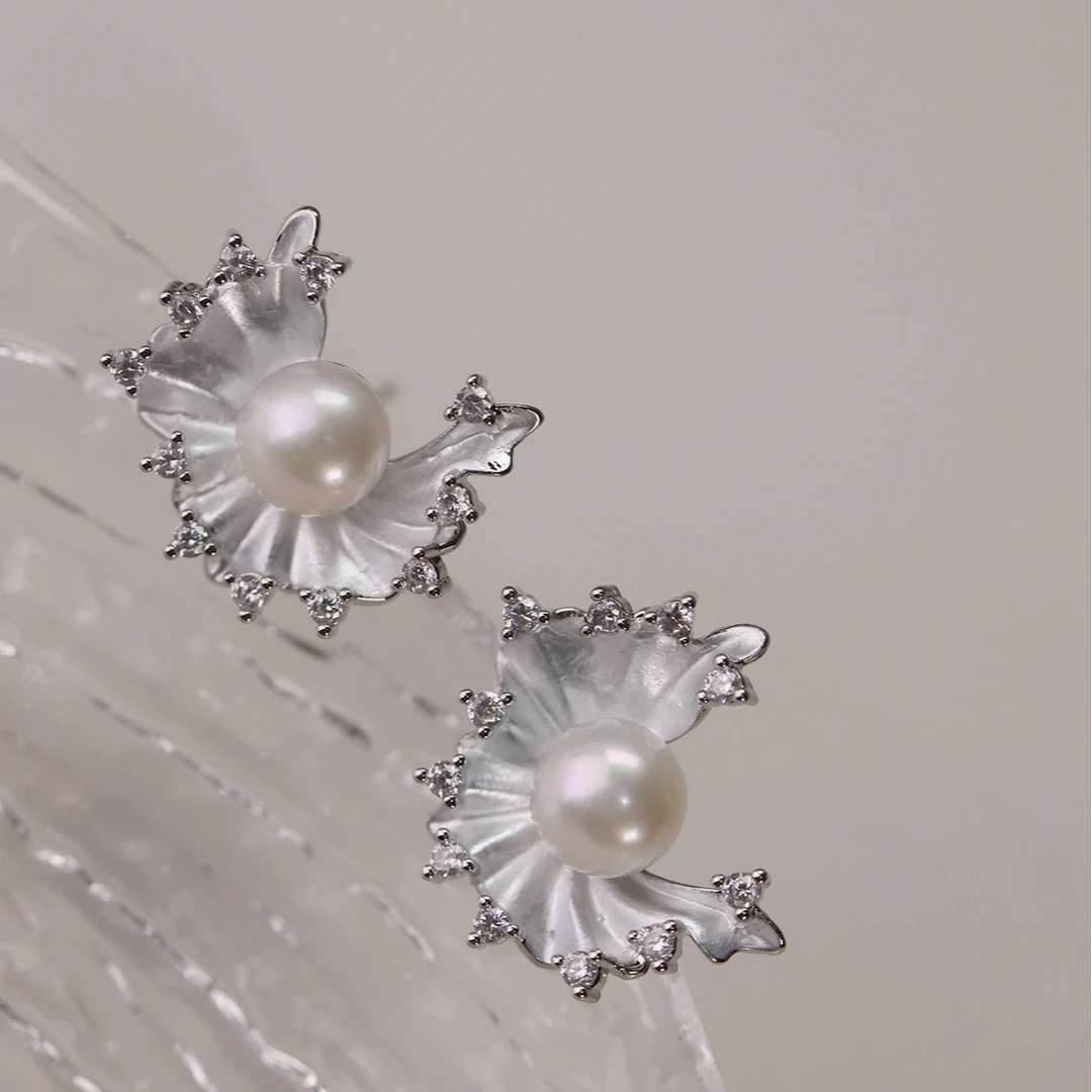 合金耳饰 法式轻奢白色气质珍珠弧度锆钻哑光银针耳钉白色法式