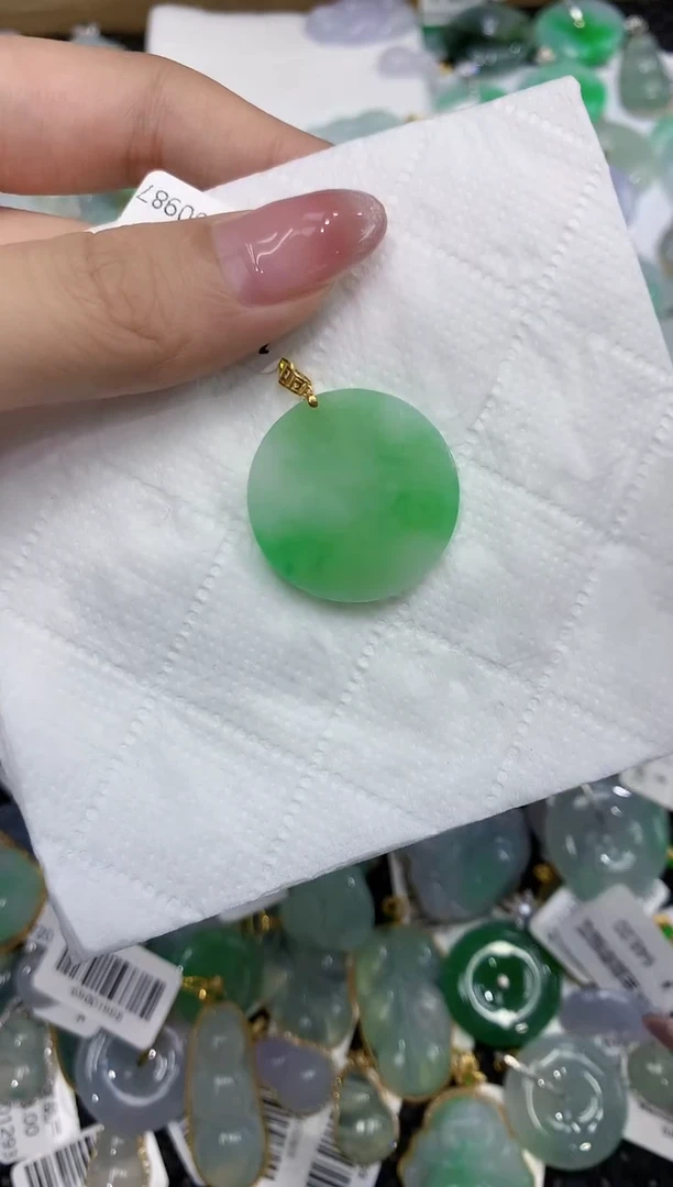 翡翠18K金镶嵌颈饰111111111111