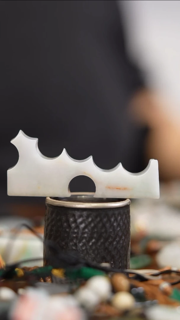 翡翠摆件未镶嵌翡翠笔搁，有裂