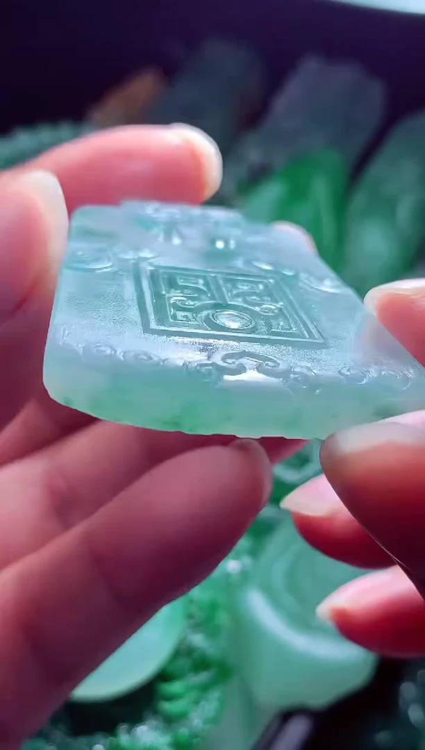 未镶嵌定制翡翠山**?翡翠毛货定制