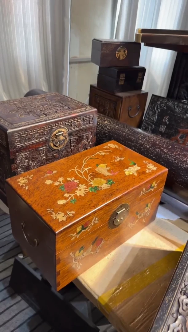 木黄花梨镶嵌彩贝花鱼花鱼老箱子