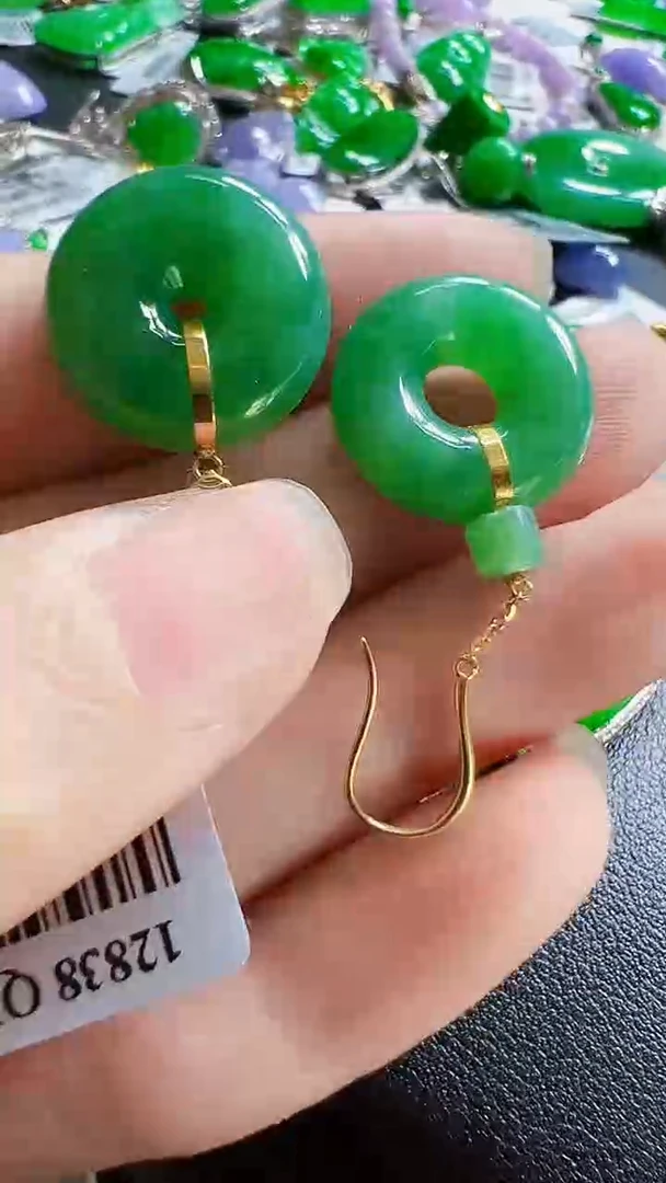 颈饰18K金镶嵌翡翠耳饰