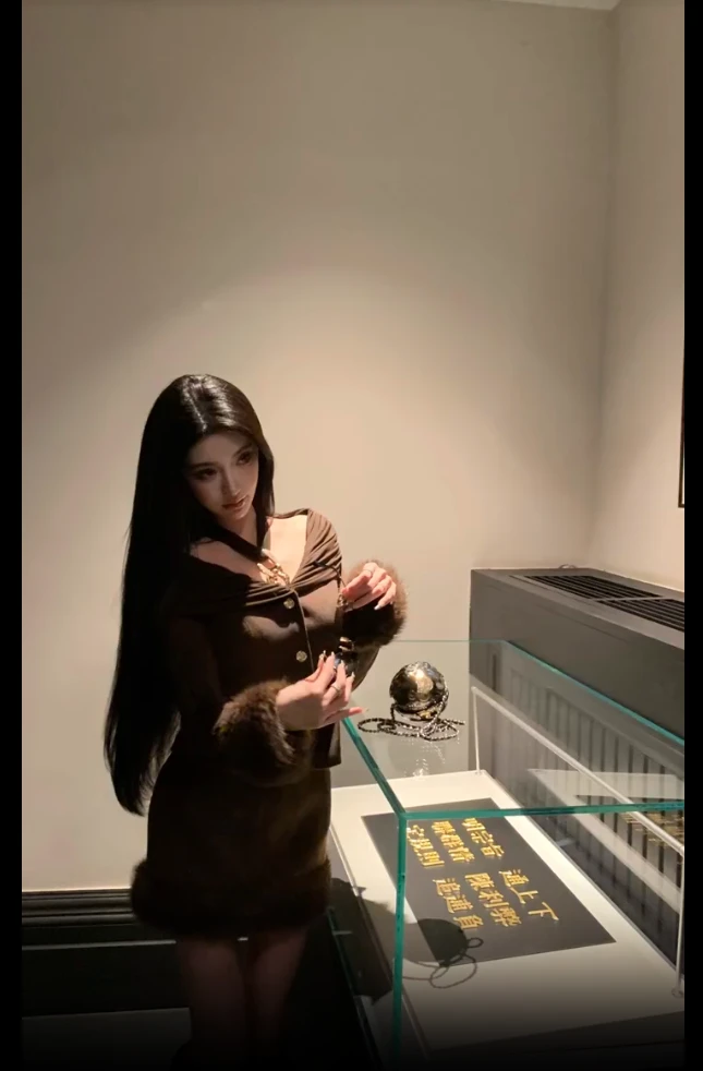 2025秋冬新款设计感气质毛毛袖外套挂脖背心上衣配显瘦半身裙