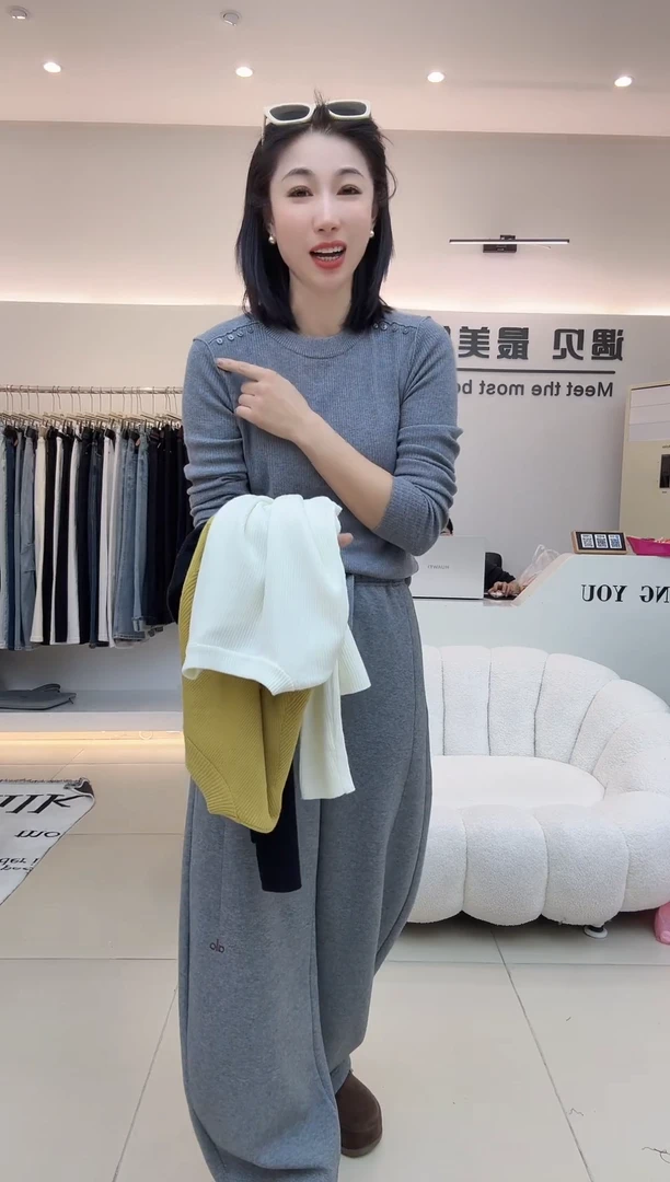 轻奢版肩扣圆领针织衫