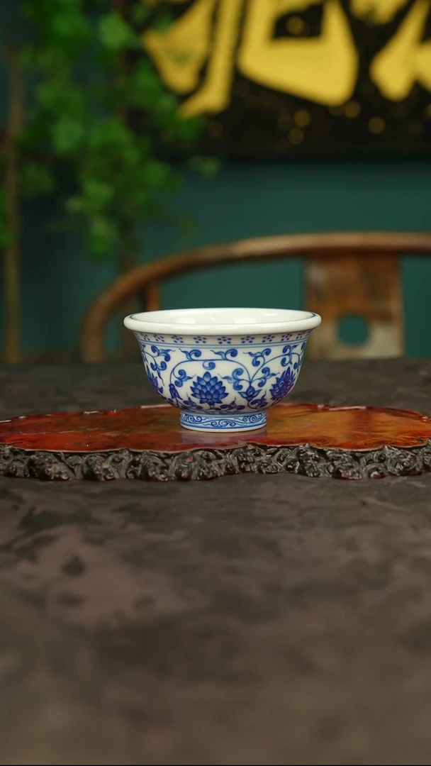 青花手绘缠枝莲主人杯