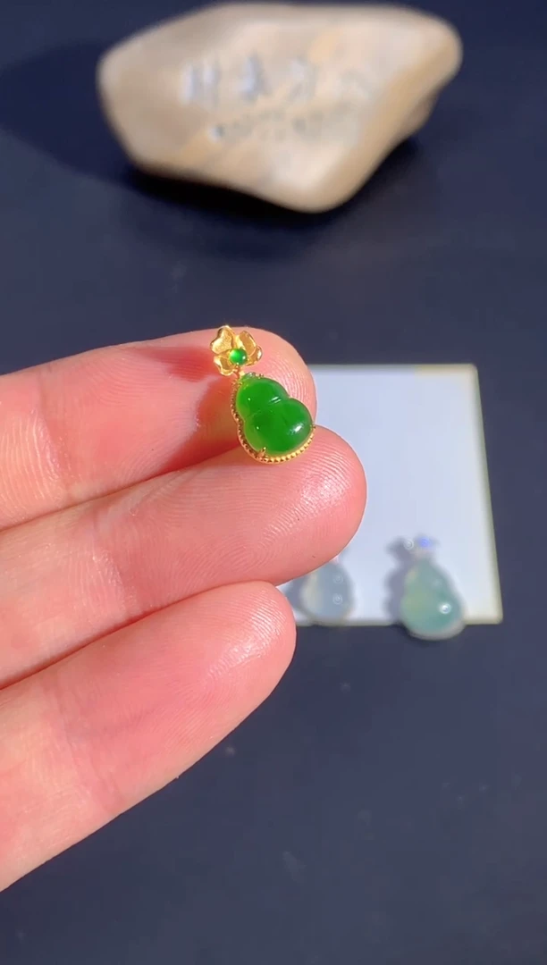 颈饰18K金镶嵌翡翠