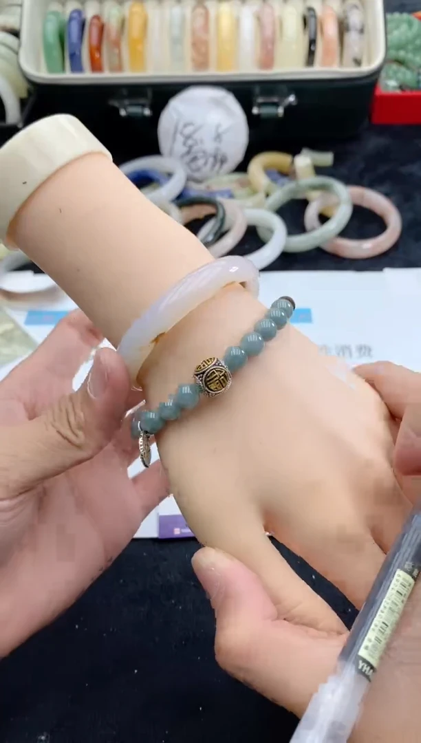 【闪购商品】石英质玉手镯未镶嵌25+