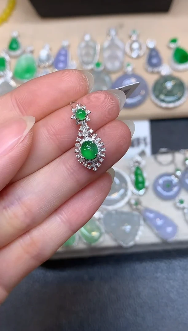 颈饰18K金镶嵌翡翠蛋面【无服务费