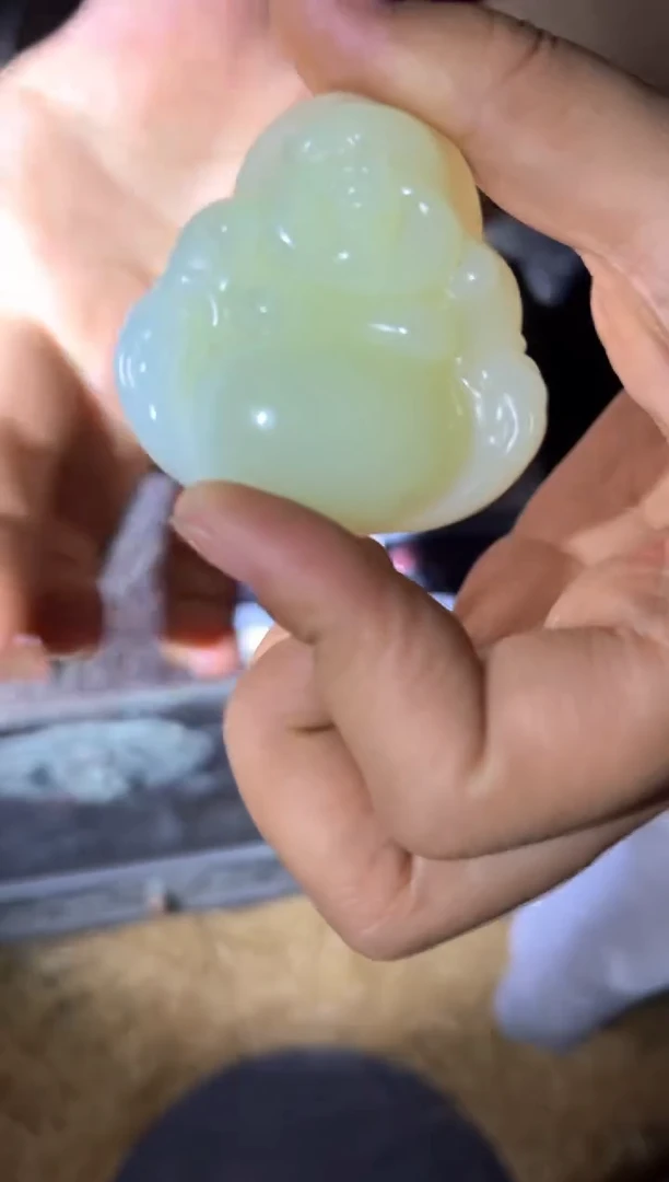 和田玉未镶嵌挂件羊油冻佛公牌一个