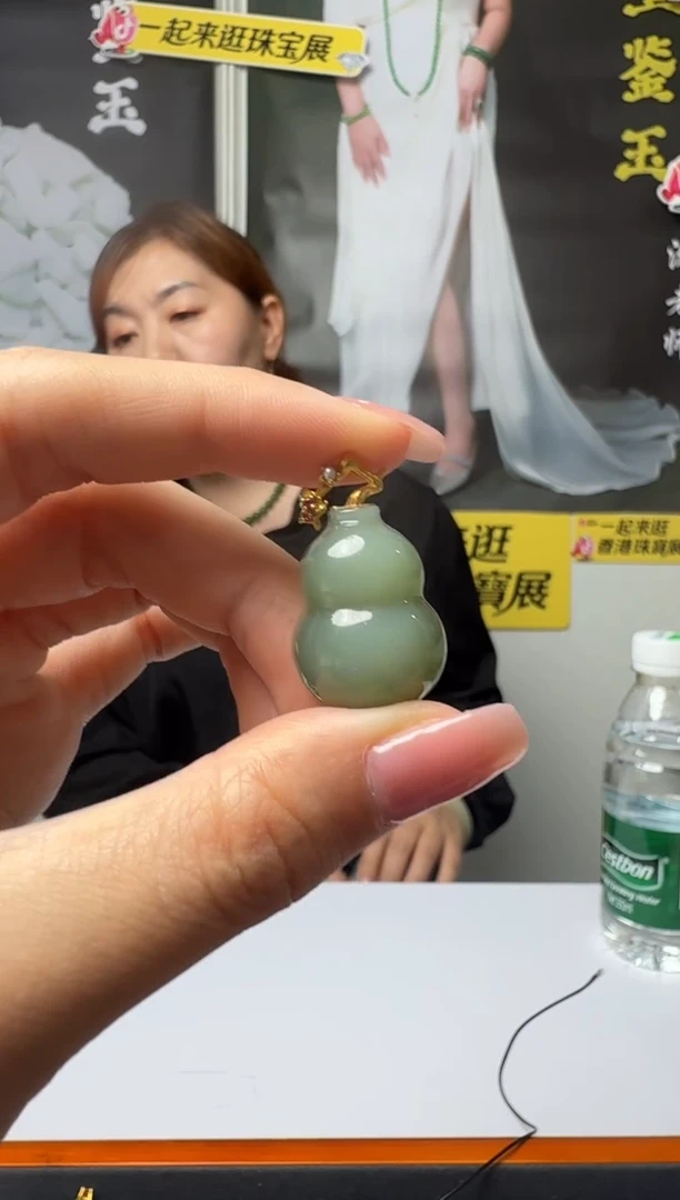 颈饰18K金镶嵌和田玉挂件