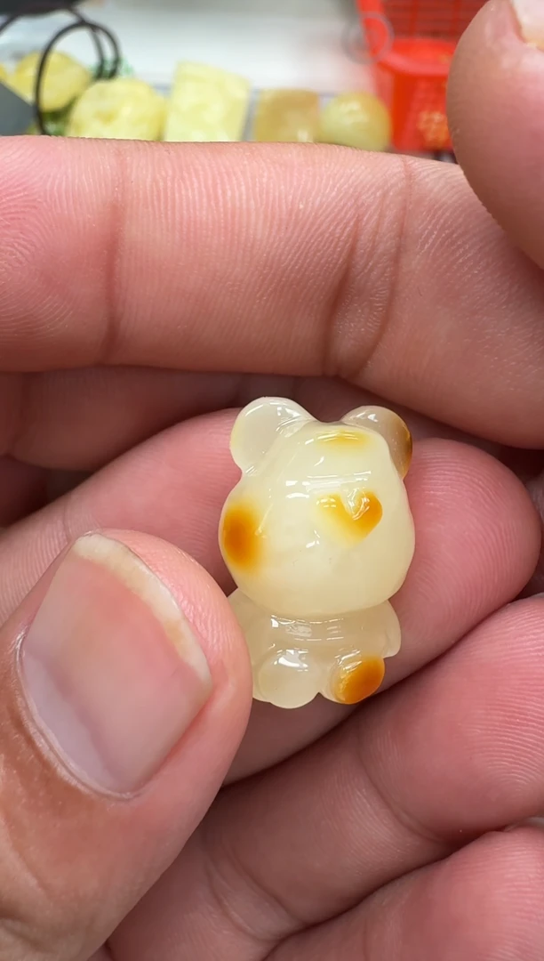 未镶嵌颈饰琥珀如图