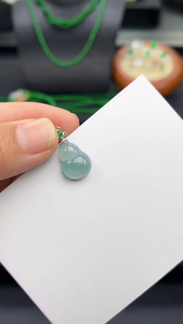 翡翠18K金镶嵌吊坠(不含链)多人