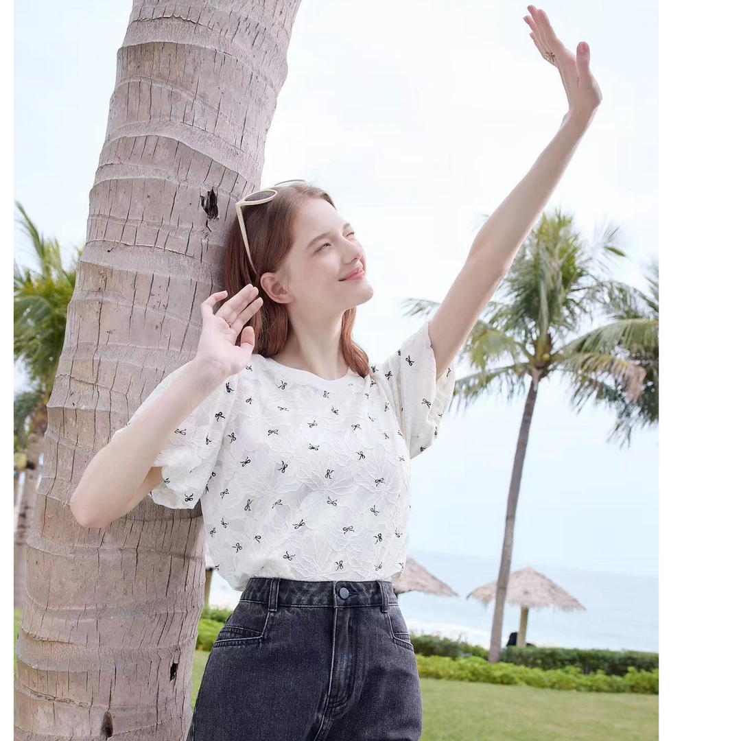 Betu/百图25韩版蕾丝通勤显瘦印花蝴蝶提花针织圆领白色2504T15