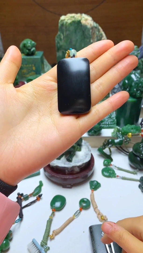 未镶嵌和田玉（墨玉）摆件1