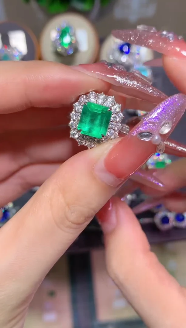 18K金镶嵌戒指祖母绿2.68CT
