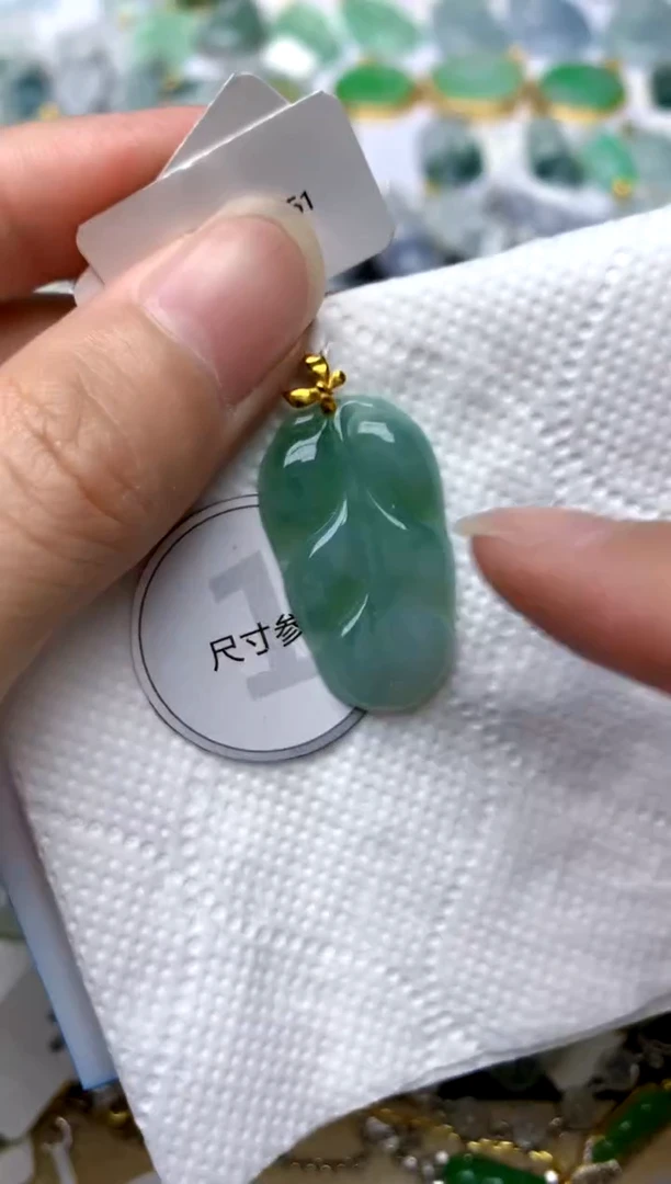 颈饰18K金镶嵌翡翠天然A货翡翠