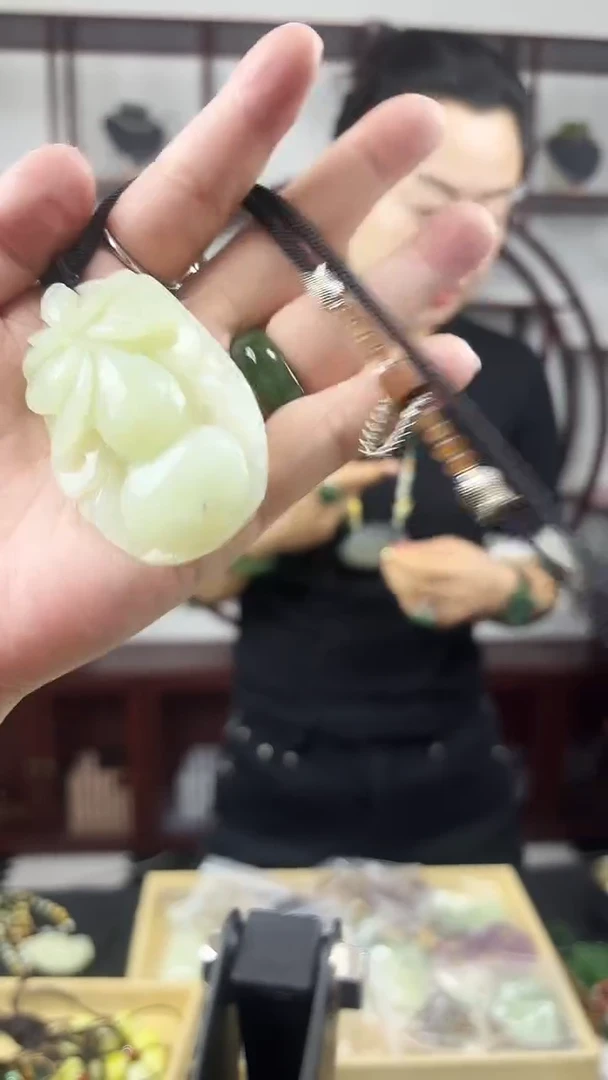 未镶嵌岫玉颈饰1