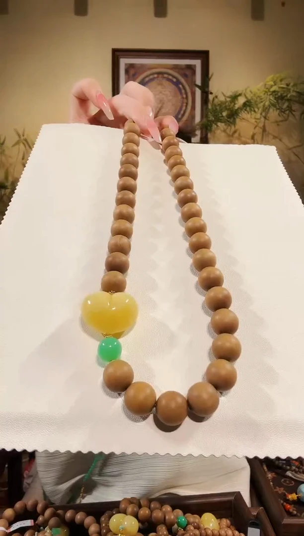 琥珀颈饰未镶嵌老山檀