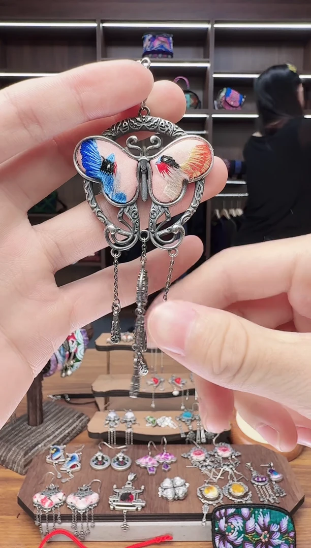织绣58蒙阿苏苗绣传承店