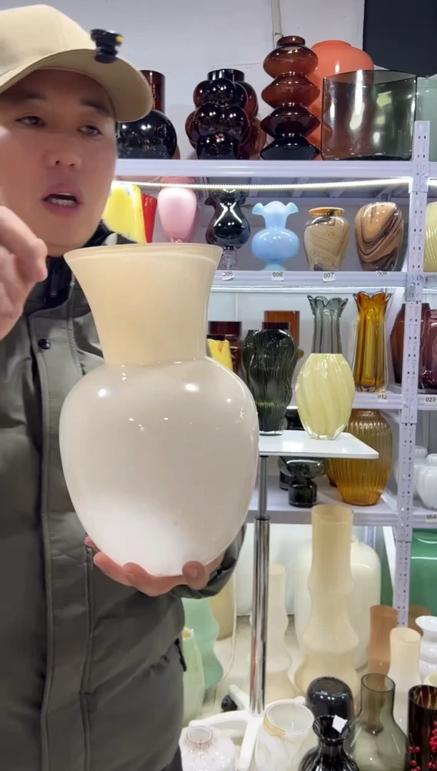 奶白色花瓶.....