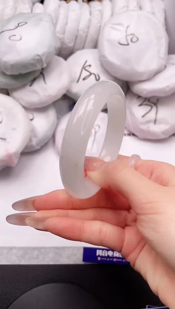 【闪购商品】石英质玉手镯未镶嵌21K10-56