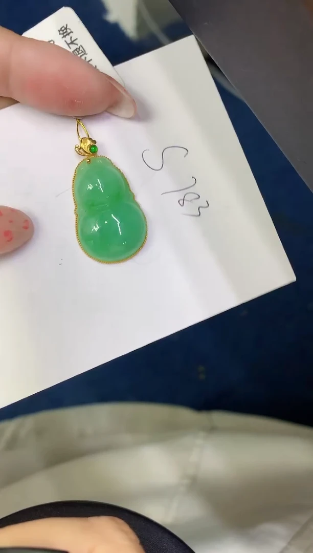 翡翠18K金镶嵌颈饰缅甸天然翡翠A货
