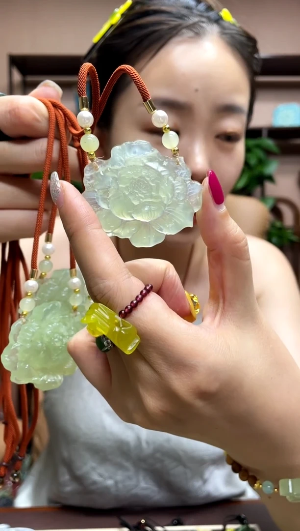 岫玉未镶嵌颈饰多样性发货发其中之一