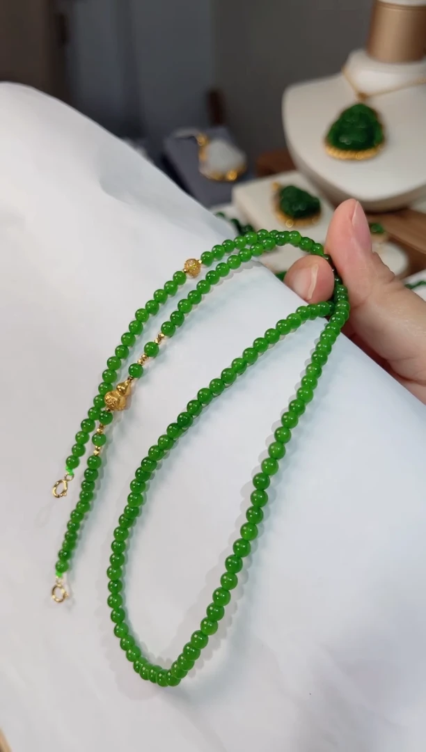 颈饰18K金镶嵌和田玉设计款 4mm