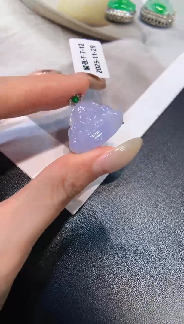 颈饰18K金镶嵌翡翠佛公