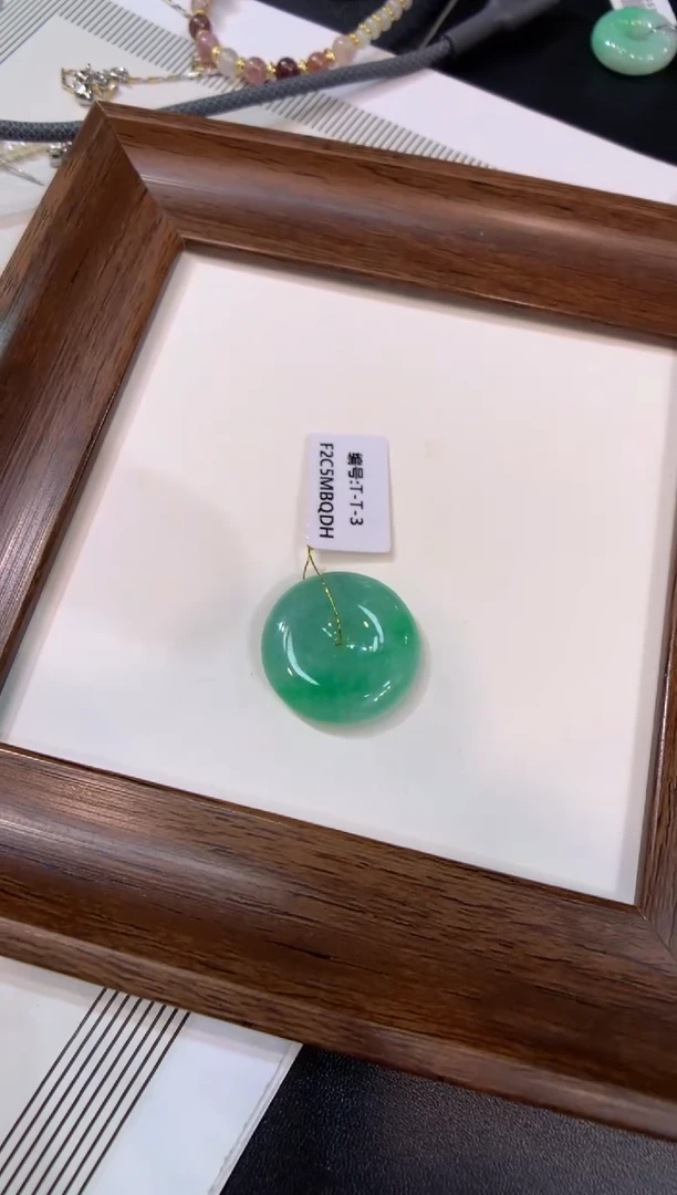 颈饰未镶嵌翡翠平安扣