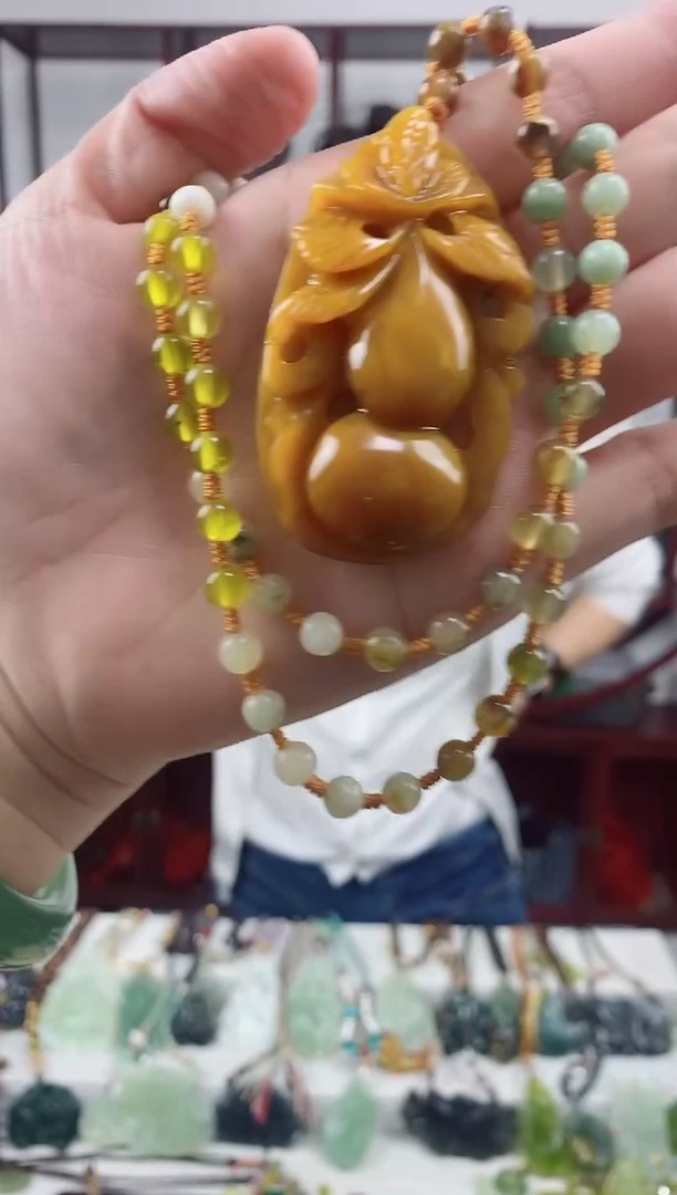 未镶嵌岫玉颈饰葫芦